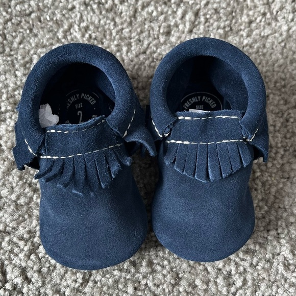 Freshly Picked Velvet Night Navy Blue Suede Leather Baby Moccasin Shoes Size 2 - Picture 2 of 8